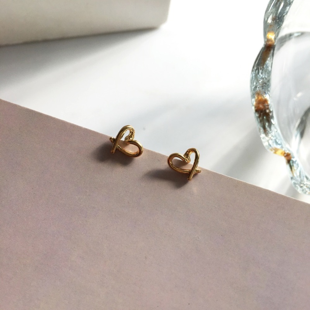 💙Wire Heart Stud Earrings - Picture 9 of 12